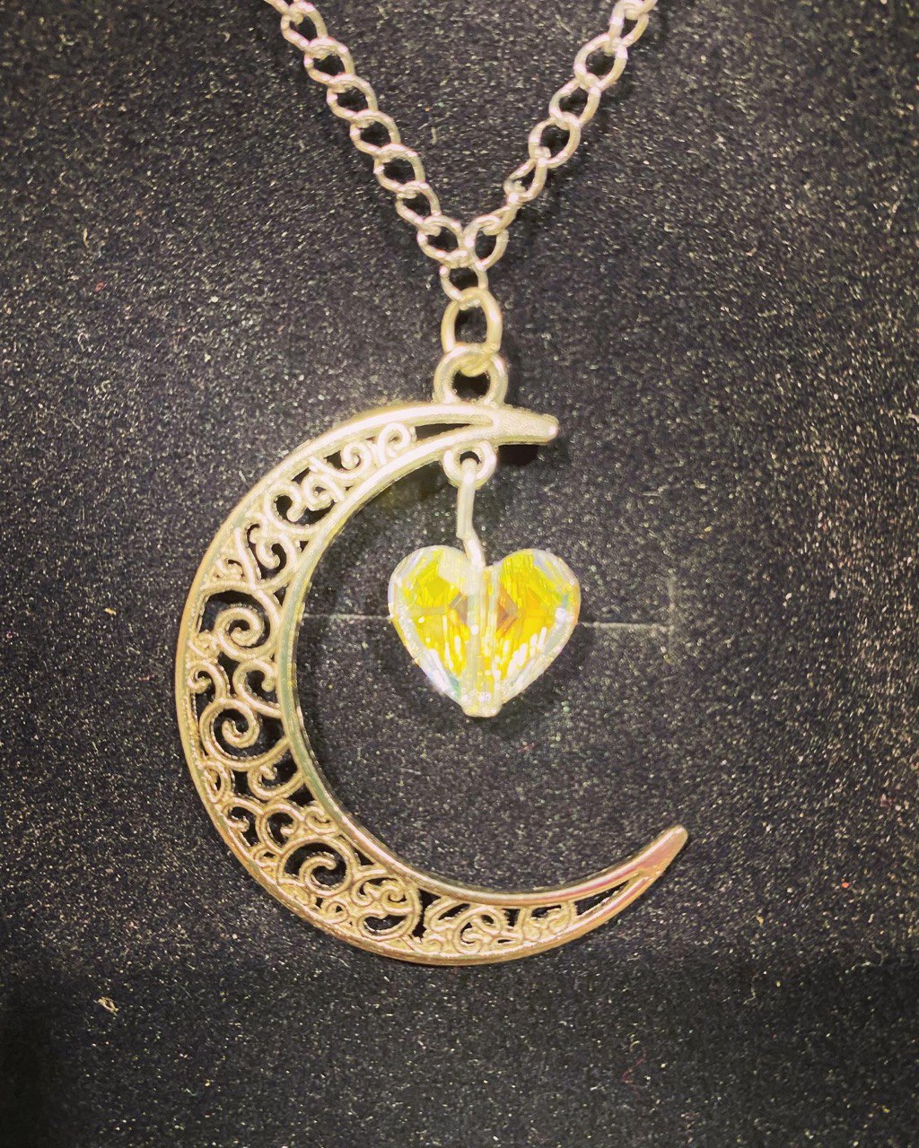 Collana con pendente a luna e cuore in Swarovski
